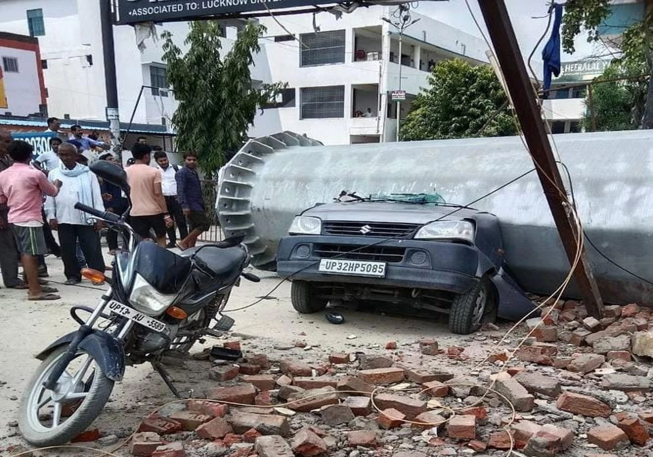 Lucknow: On the Kanpur Highway, there was an accident.  Pedestrian survives when an electric pole falls on a school bus